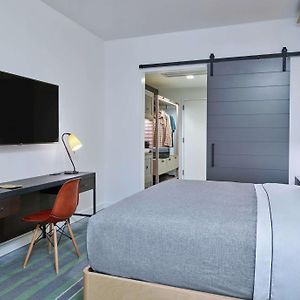 Deluxe King Room City View